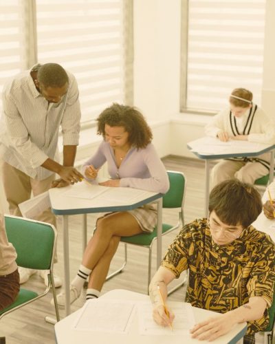 Uma boa preparação em redação é crucial para sua aprovação no ENEM.