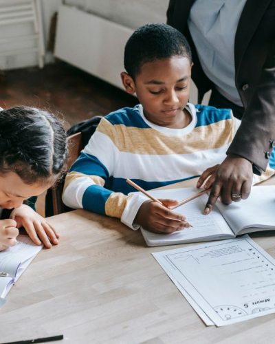 O Reforço Escolar promove o desenvolvimento integral das crianças